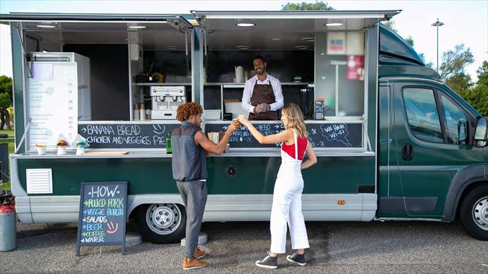 Fixfertiger FoodTruck mit Stammkundschaft