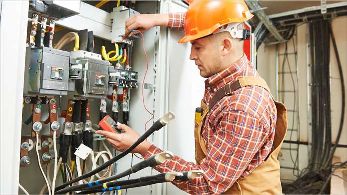 Kanton Zürich: Elektroinstallateur im ZH-Unterland mit 12 Mitarbeitenden